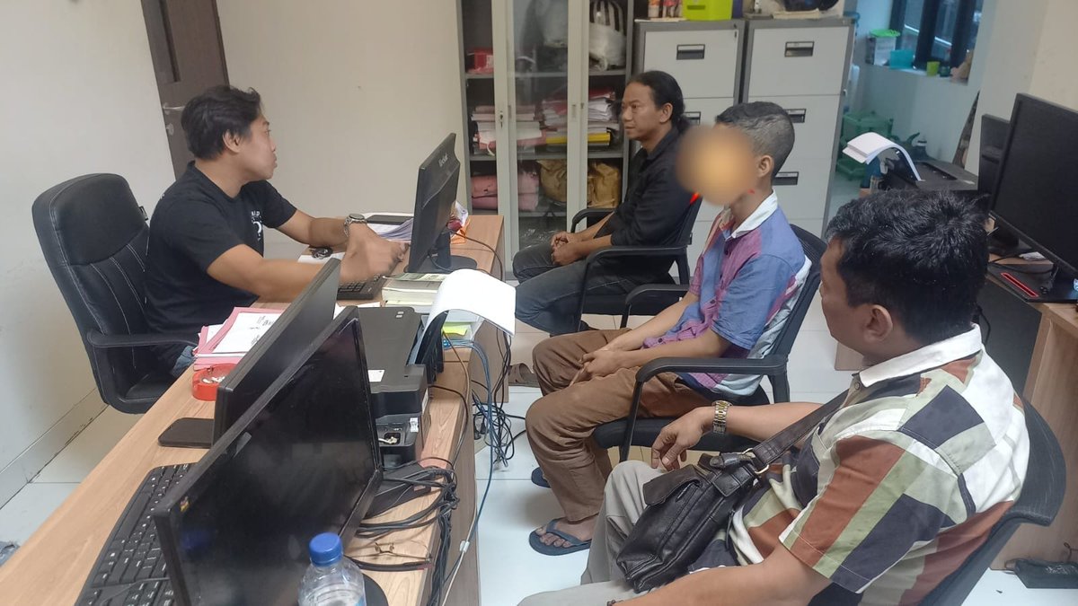 Sat Reskrim Polresta Banyumas berhasil amankan tiga pelaku penyerangan remaja di depan SMPN 4  Purwokerto, pada Jumat (7/3/2025). Mereka merupakan warga Kecamatan Cilongok yaitu SDY (17), ADP (18) dan SH (19). #radarbanyumas