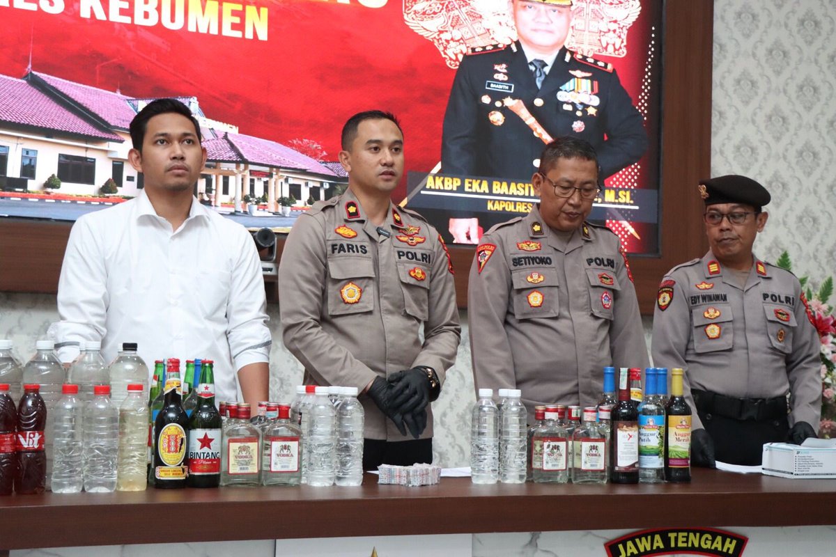 Unit gabungan yang terdiri dari Satpol PP dan TNI melakukan razia di sejumlah tempat hiburan seperti karaoke, cafe dan rumah biliard di wilayah Kebumen, Senin (17/3).  #radarbanyumas