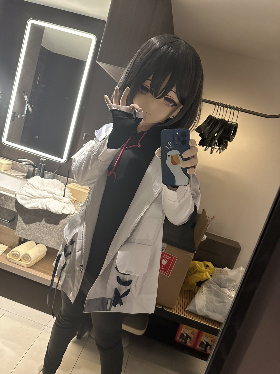 ShigurESM's tweet image. 好崩溃，彻底崩溃了，这个世界上到底还有谁在乎我，好像全世界都在嫌弃我，排挤我。我到底做错了什么，为什么要这么对我，我想不明白，也不敢去想，我只能默默流泪，突然我打开手机，发现今天电价半折，谁v我25，今天的我需要21充满电再买杯蜜雪的安慰。
#着ぐるみ