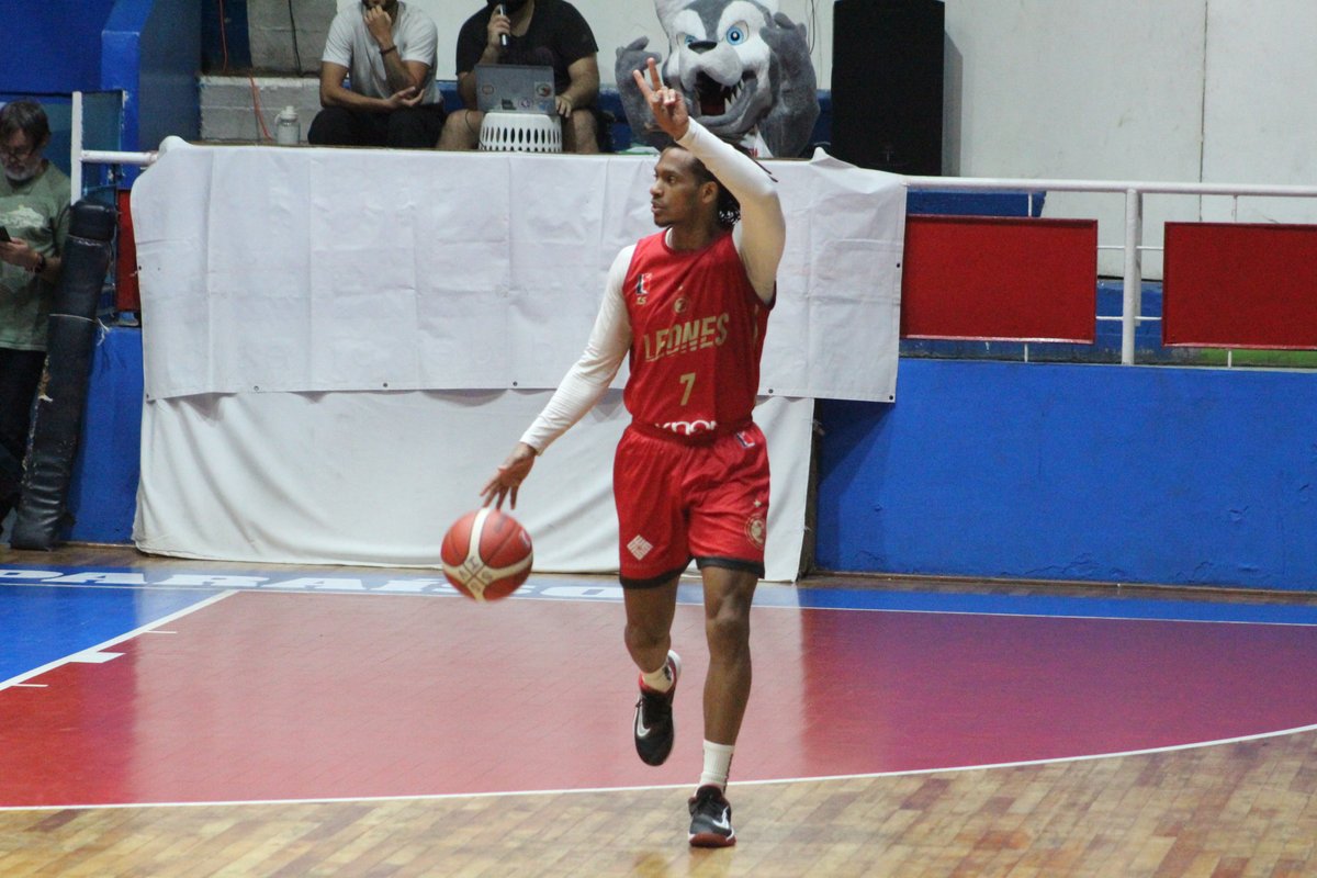 🦁🔥📷 En 4️⃣ imágenes: <a href="/sportiva_basket/">SPORTIVA_BASKET</a> 🆚 <a href="/cdclosleones/">Club Deportivo Colegio Los Leones</a> en el Fortín Prat de Valparaíso por el inicio de la semana 9 de la <a href="/liga_nacional/">LNB Chile</a> 

📸: <a href="/robsanvar/">Roberto Sánchez</a>.ph

#VamosLeones #Basquet #Chile