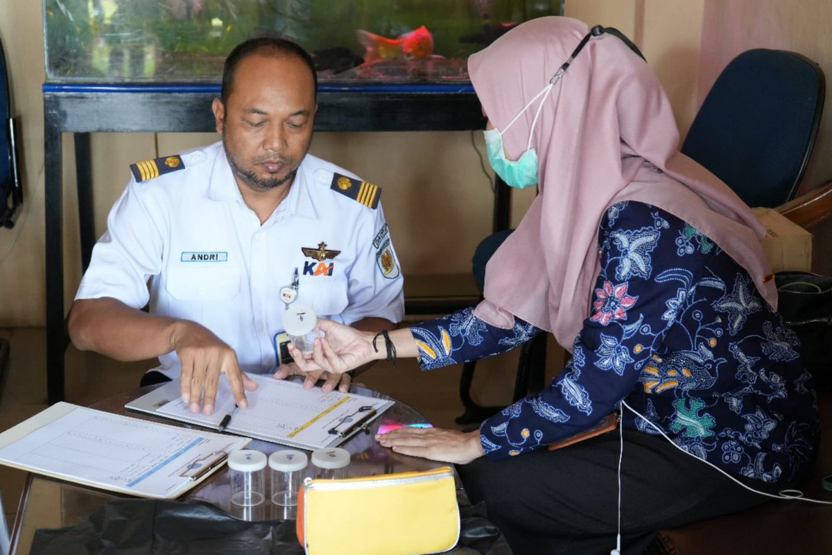 PT KAI Daerah Operasi (Daop) 5 Purwokerto Bersama BNN Banyumas melakukan tes narkoba kepada petugas Awak Sarana Perkeretaapian (ASP) sebagai bagian dari upaya memastikan keselamatan dan kelancaran perjalanan KA selama masa angkutan Lebaran 2025, Selasa (18/3/2025). #radarbanyumas