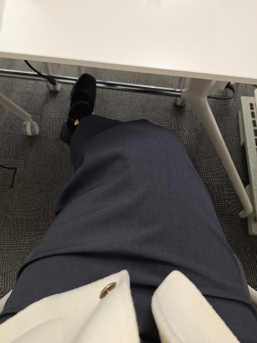 오늘의 ootd. 입고싶은 치마있는데 아침에 집에서 행방불명되서 뒤지느라 20분 낭비했는데도 못찾음.. 진짜 어디로 간겨.. 밤에 집가면 씻고 바로 찾는다. 성격상 못찾으면 죽어버림 ㅠㅠ