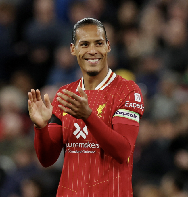 DeadlineDayLive's tweet photo. 🚨 Paris Saint-Germain want to sign Virgil Van Dijk as a free agent and are considering a contract offer worth €100m. 

(Source: @AnfieldWatch) https://t.co/J6R5DZycWg