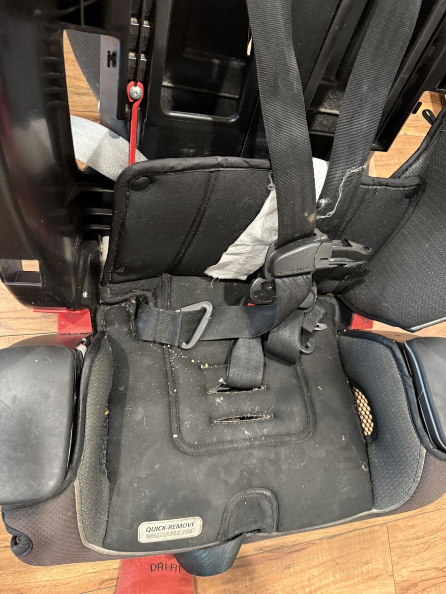 _escolu's tweet photo. Rented a car for our first family trip w @Hertz and they rented me the most disgusting car that smells like cigarettes and a car seat that looks like it came out of a trash bin 🤢🤢🤢🤢 they also charged my like $250 more than what was agreed
This is so unacceptable!!! @Hertz https://t.co/rZc4VttJAX