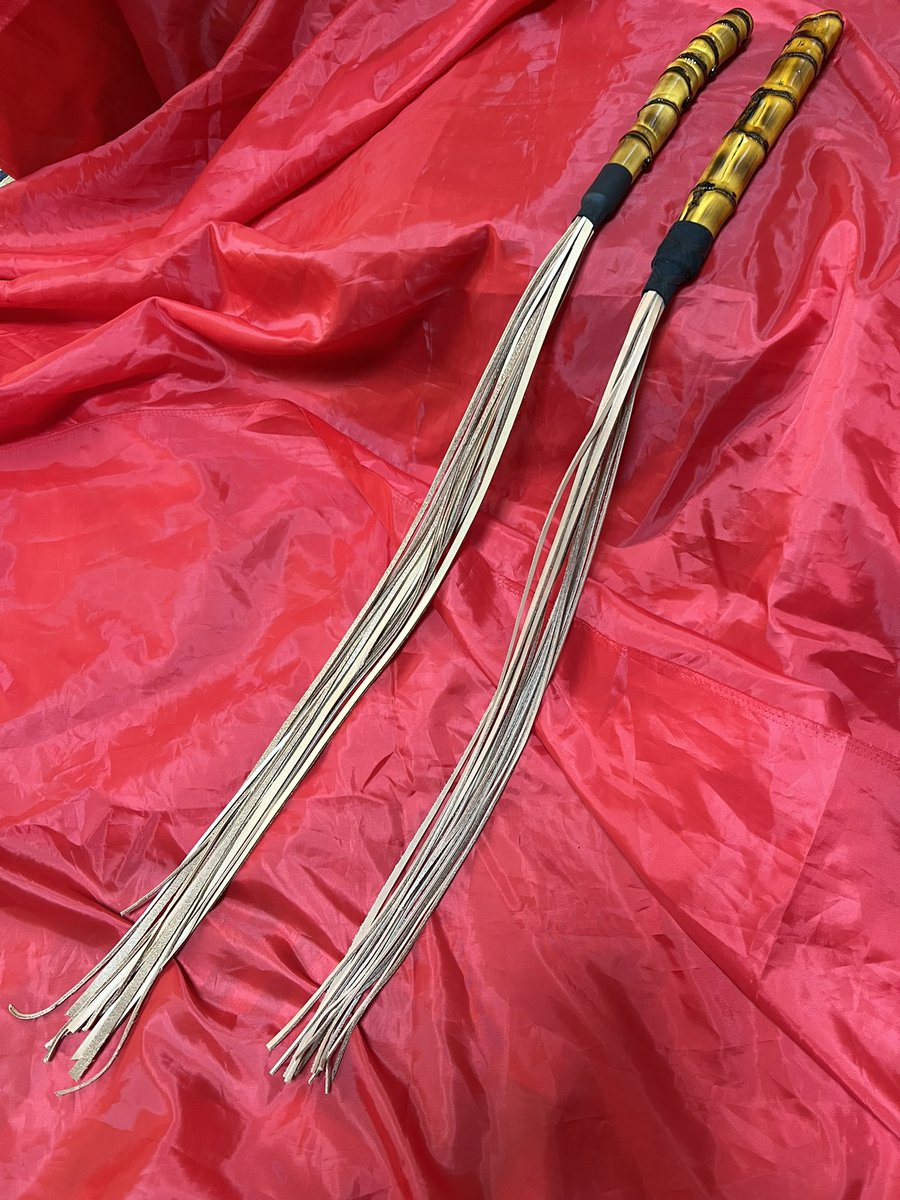 翁屋、夜見鞭
新しい鞭『八房』極細
細い皮を八本束ねて有ります。
テストで作って、打たせて貰ったり、使って貰ったり
三通りの打ち方が出来ます。初めて受ける人、経験は有るけど慣れて無い人、ベテランの受け手さん。其々打ち方が変わります。近い内に手にして頂き、ご意見を頂ければ幸いです。