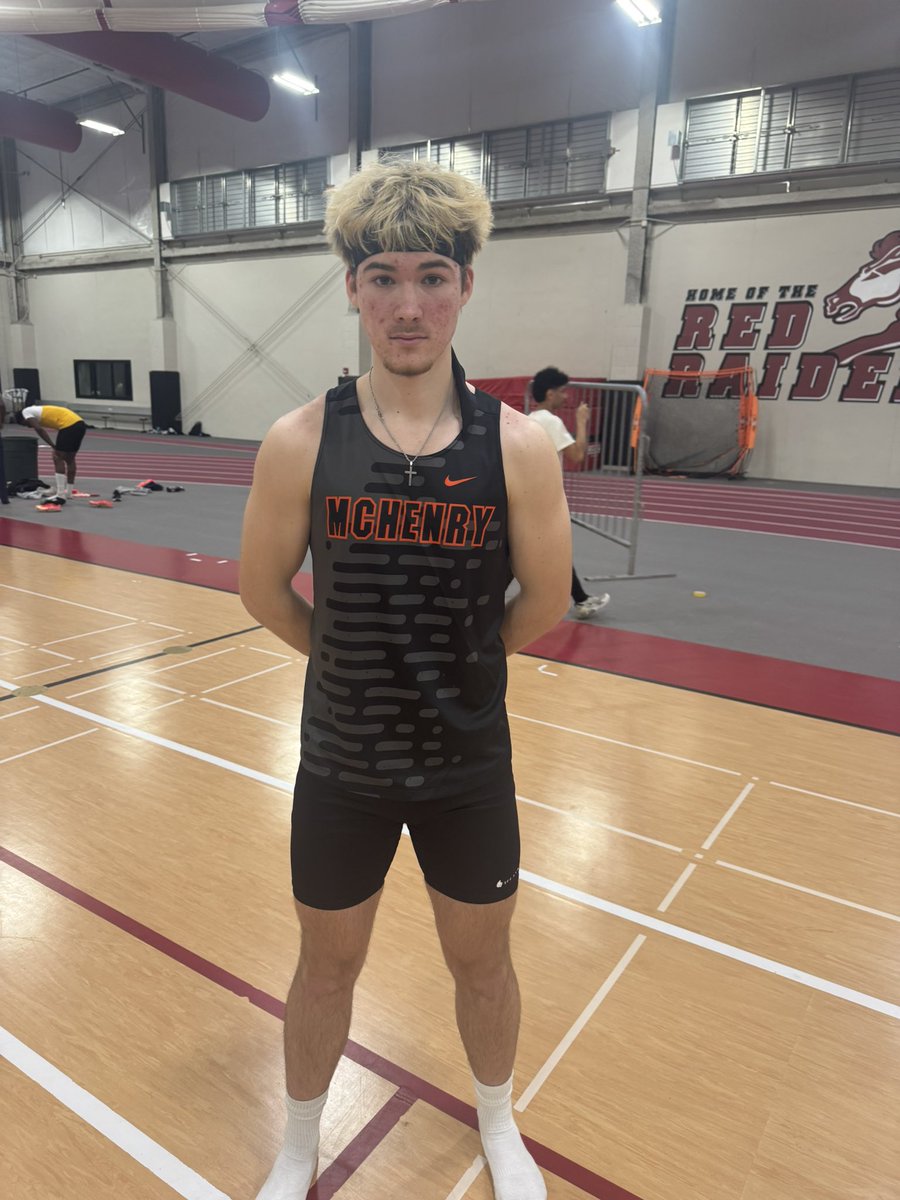 Oliver Sznyterman runs 53.76 in the 400m which is good for 4th all time in school history indoors!