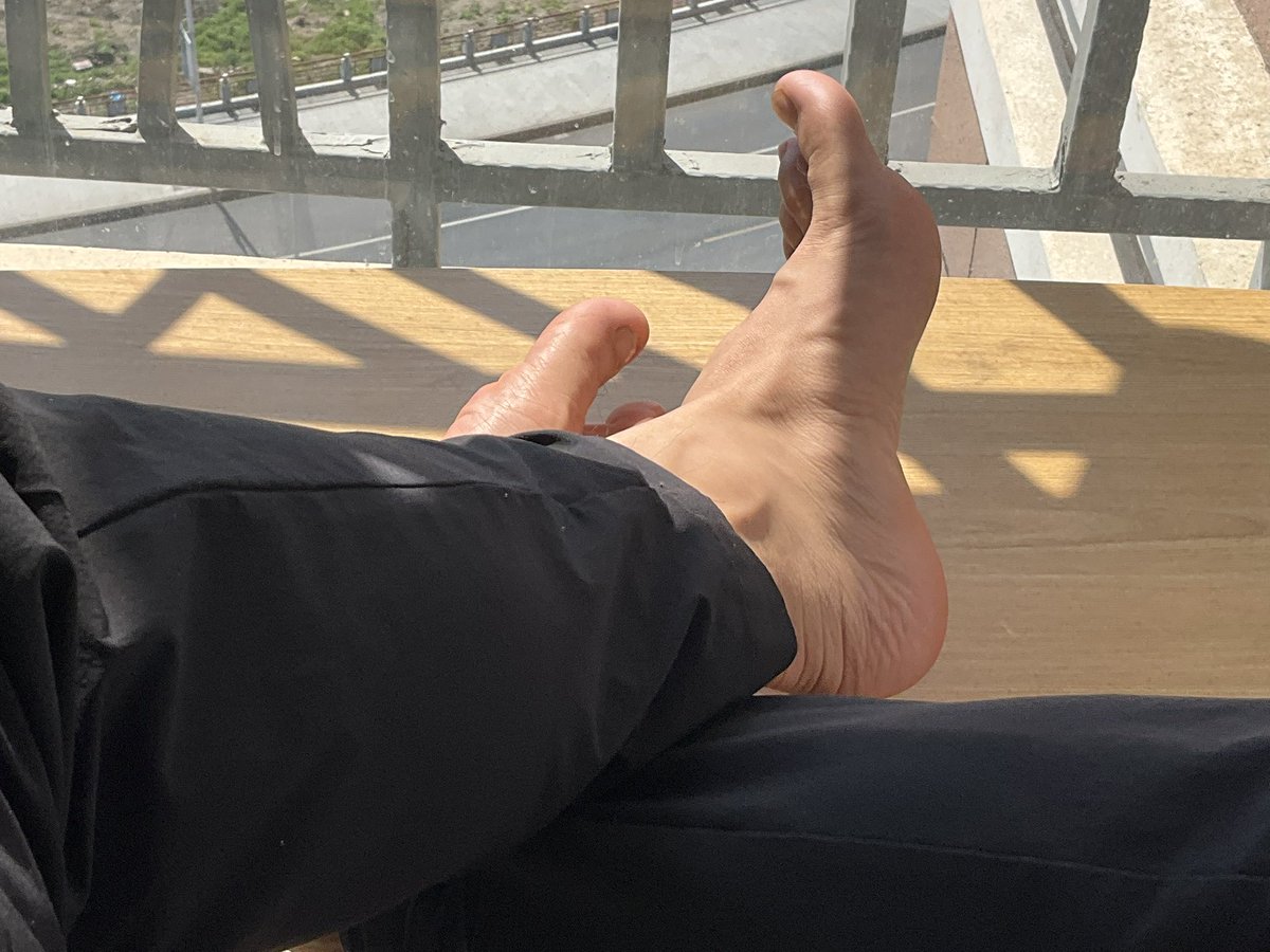 好像很少发光脚，但一直喜被舔，有脚奴吗哈哈