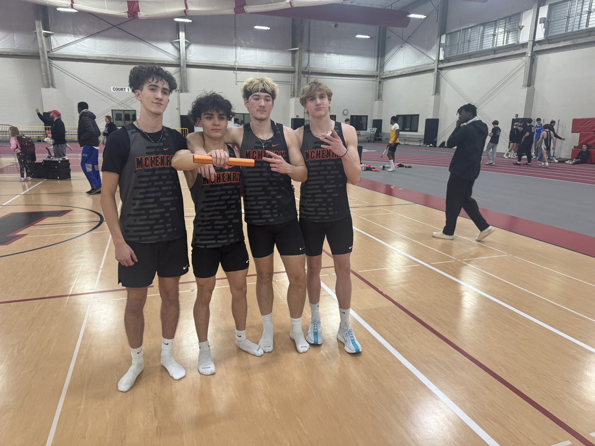 The 4x400 of Sznyterman, Piña, Law, Schmidt gave it their all and ran 3:39.25 
4th all time in school history indoors!