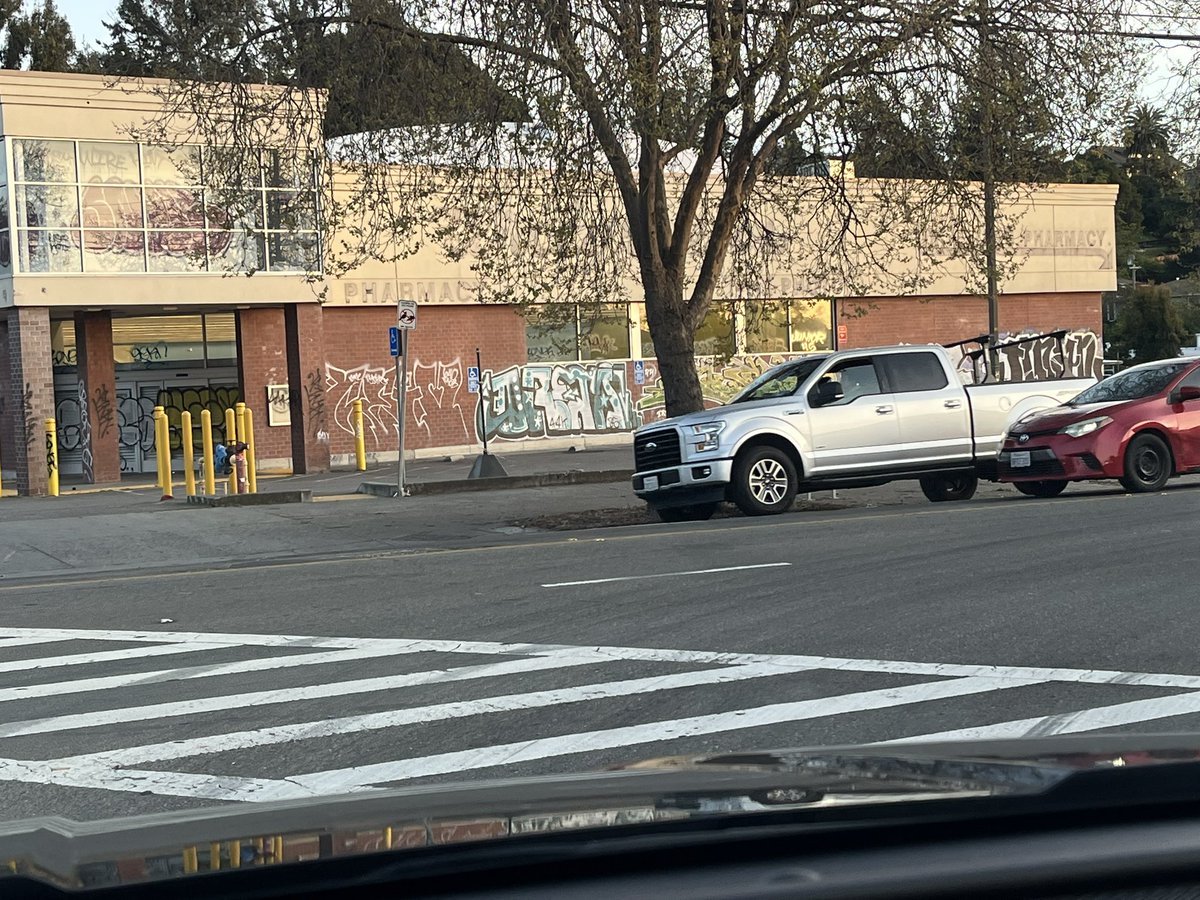 ljfernandez's tweet photo. This is what my closed Walgreens on High Street in Oakland looks like now https://t.co/xy3ymRyyuO