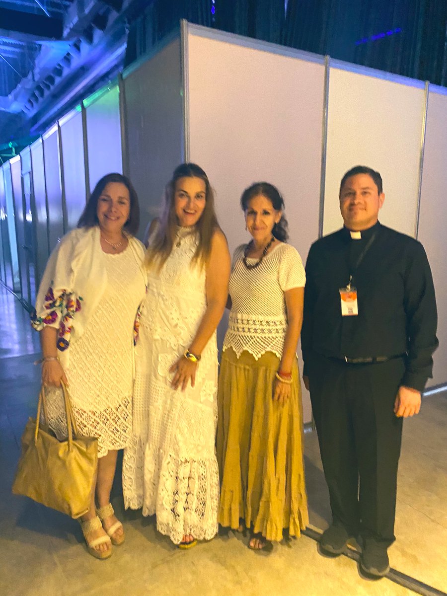 MaFernandaRS's tweet photo. En Merida tuvimos el emotivo encuentro Internacional de las familias #CIFAM en un ambiente muy cordial y alegre #niñas #niños, #jóvenes #mujeres #hombres #emprendedores unidos para generar acciones por un mayor bienestar en cada #Familia ¡Enhorabuena! @RedFamilia @CeciliaPatronL https://t.co/BUT0IBFfRB