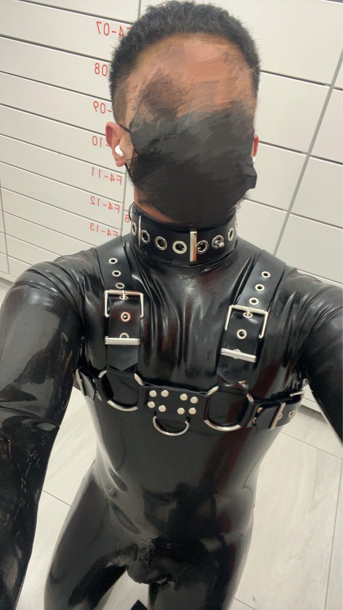 K33767595's tweet photo. 因為跟學弟打賭輸了
指定穿這樣去領包裹，整個社死現場
如果有人取包裹穿這樣你會⋯ https://t.co/YKtxXkCnDU