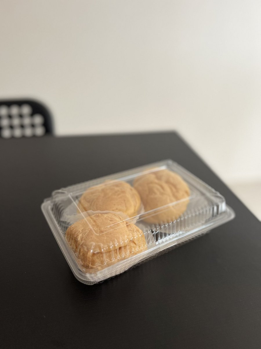 このご時世に1つ90円のシュークリーム🥰おばちゃんの手作りだから保存料も添加物も一切なし🥰🥰素朴な味でとってもおいしかった🥰今度は息子といこ🥰