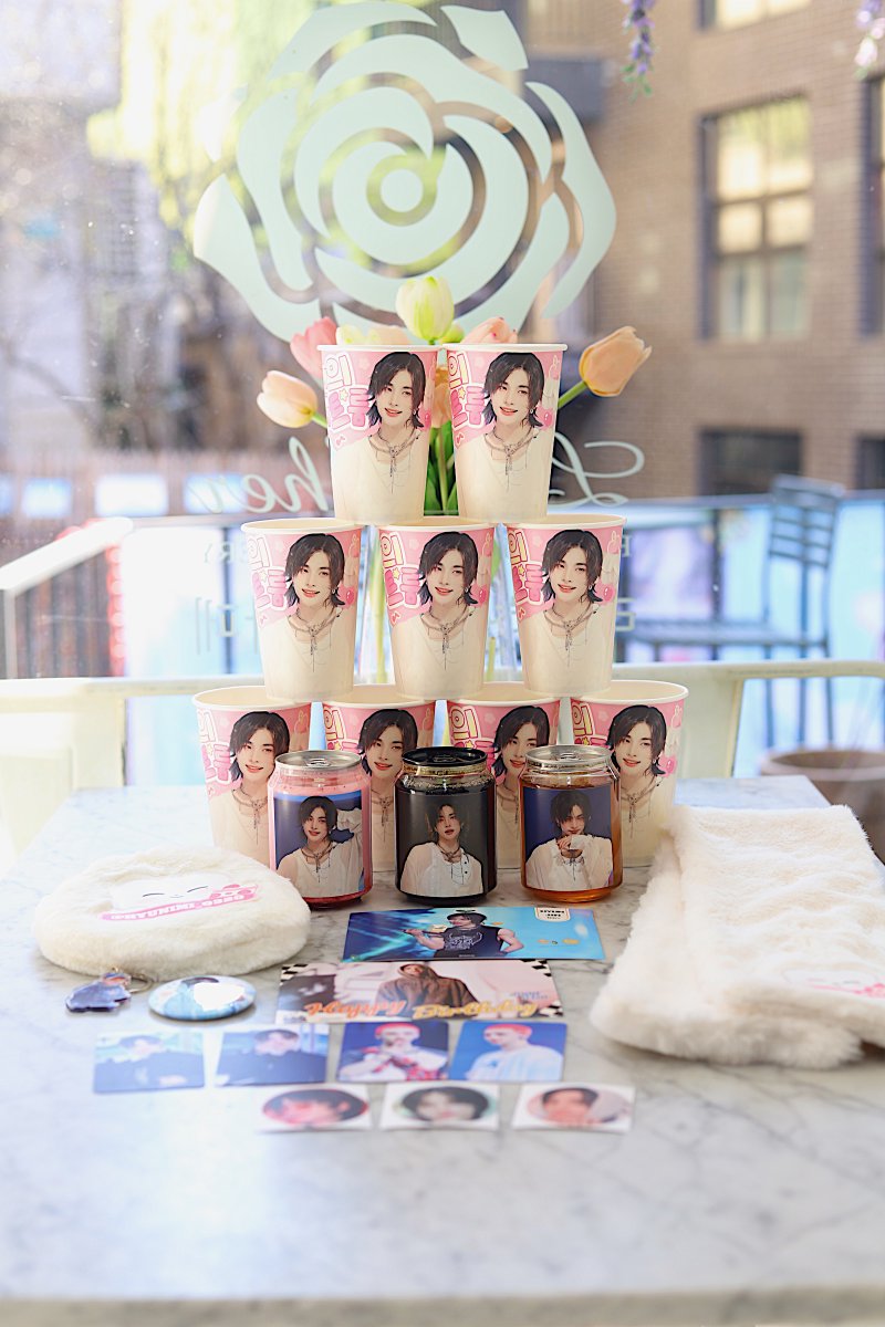 𝙇𝙤𝙫𝙞𝙣𝙝𝙚𝙧 𝙀𝙫𝙚𝙣𝙩
❣️ 𝟮𝟬𝟮𝟱 𝗛𝗬𝗨𝗡𝗝𝗜𝗡 𝗖𝗔𝗙𝗘 𝗘𝗩𝗘𝗡𝗧 ❣️
🍰 현진의 디저트 룸 🍧

🗓 03/19~03/23
🕘 11:00~20:00

𝐏𝐫𝐞𝐬𝐞𝐧𝐭𝐞𝐝 𝐛𝐲
<a href="/Hyunimi_0320/">𝙃𝙮𝙪𝙣𝙞𝙢𝙞.</a>

➖

#현진의_디저트_룸
#현진 #황현진 #Hyunjin

 #러빈허