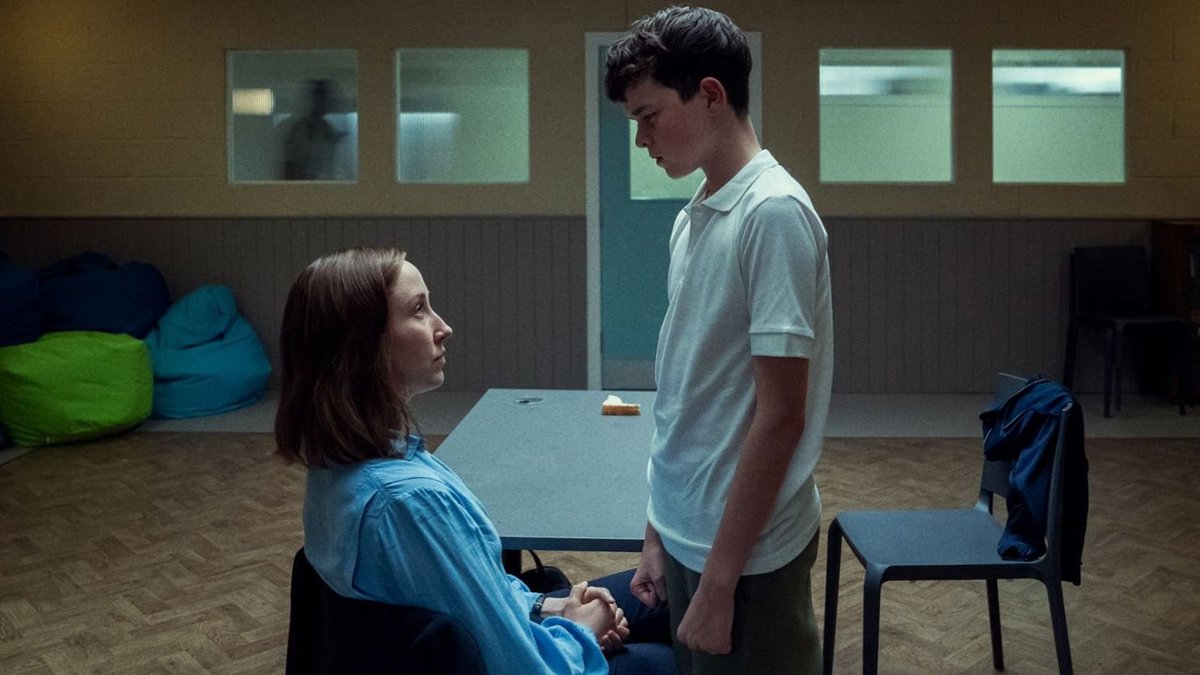 Carbonizado2's tweet photo. siempre que una serie nueva de Netflix se populariza de golpe genera algo de duda, pero en este caso estamos hablando de otra cosa. Adolescence una serie de época, no solo porque en cualquier área es monstruosa, sino porque es análisis y diagnostico perfecto de nuestra era https://t.co/TZhbalBlFB
