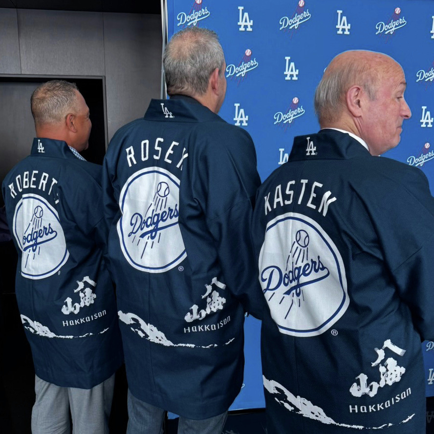 ロサンゼルス・ドジャースのランチパーティで八海山オリジナル法被を