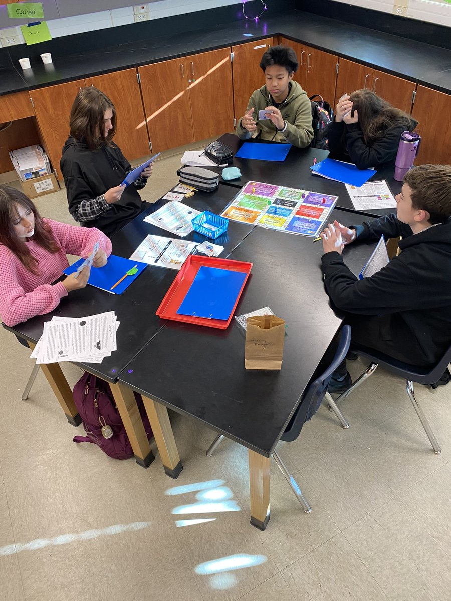 MustangsPHMS's tweet image. Playing a Clue-inspired board game about fossils in 8th grade Science- now that’s #PHMSMustangsPRIDE! 🐎💚 @MtDiabloUSD
