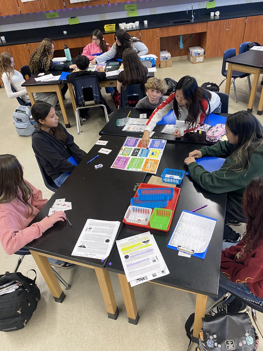 MustangsPHMS's tweet image. Playing a Clue-inspired board game about fossils in 8th grade Science- now that’s #PHMSMustangsPRIDE! 🐎💚 @MtDiabloUSD
