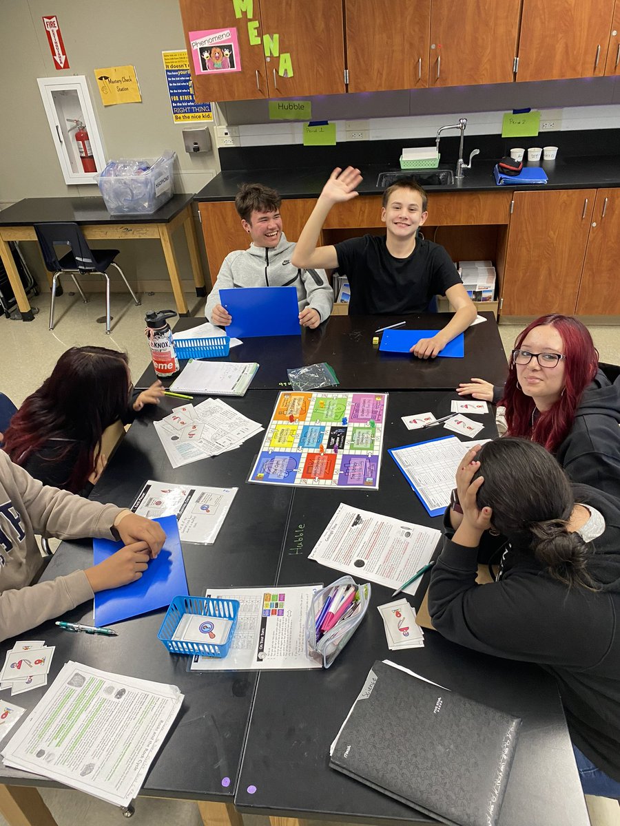 MustangsPHMS's tweet image. Playing a Clue-inspired board game about fossils in 8th grade Science- now that’s #PHMSMustangsPRIDE! 🐎💚 @MtDiabloUSD