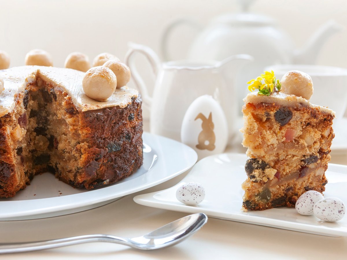 ＼🇬🇧英国のシムネルケーキ🍰／
今年のイースターは4月20日。
イースターに食べられる伝統的な英国菓子がシムネルケーキです。ドライフルーツとスパイスを贅沢に使って作られ、上にマジパンで作った11個のボールが飾られます。
みなさんはシムネルケーキを食べたことがありますか？😊