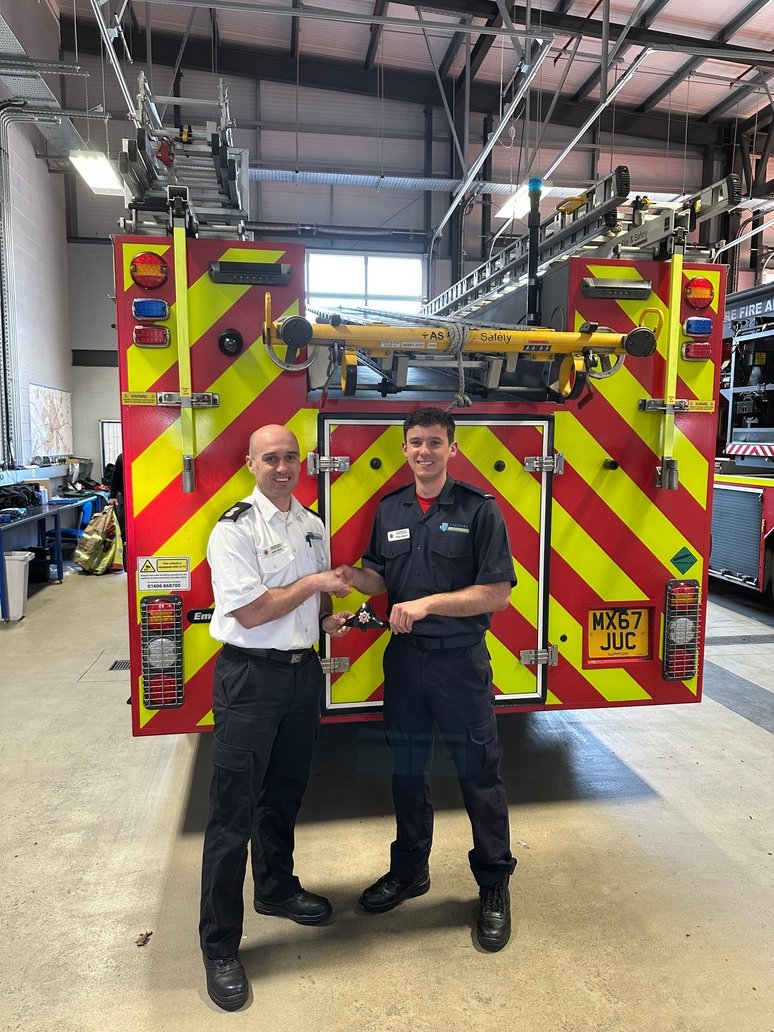 A big congratulations to FF Machin (Green Watch Chester), who has received his black peak today. This achievement means that FF Machin is now a competent BA team leader. He has shown a great work ethic and thoroughly deserves his black peak 👏🚒