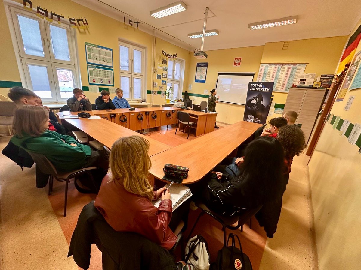 WCR_Olsztyn's tweet image. Dzisiaj🫵 nasz #MZR Mobilny Zespół Rekrutacyjny miał możliwość spotkać się z uczniami 4️⃣ klasy biorącej udział w programie „Cyber.mil z klasą” w Zespole Szkół Ogólnokształcących w Nidzicy‼️
@ZolnierzRP