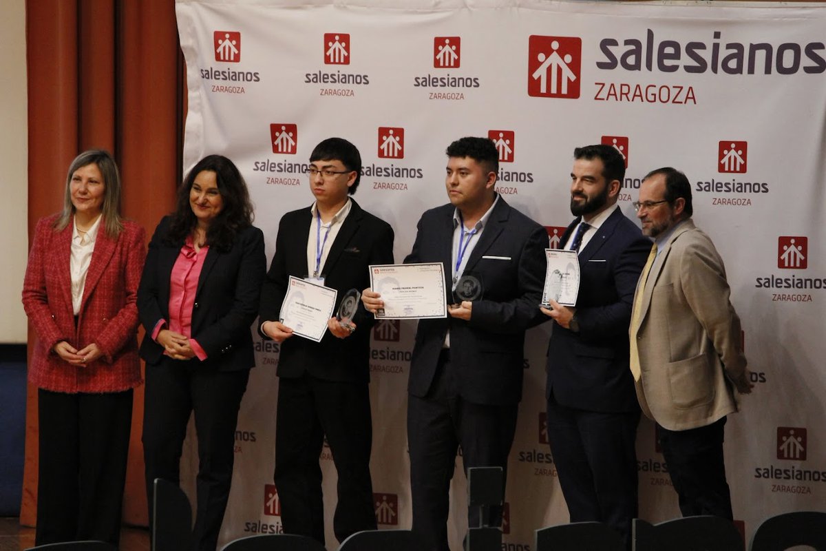 #conocelospremiados #donbosco38 
🏆 3er Premio Tecn. TIC! 
Proyecto: Don ROSco de Juan Esteban Herrera y Mario Pedriel  de <a href="/Salesian_Boscos/">Salesianos Los Boscos</a>, Logroño. Tutor: Diego Villar 
🔹 Don ROSco, un robot guía autónomo .. acortar.link/7mlKqa
🙌 Otorgado por: SAICA y <a href="/EUPLA/">EUPLA</a>
¡Enhorabuena!