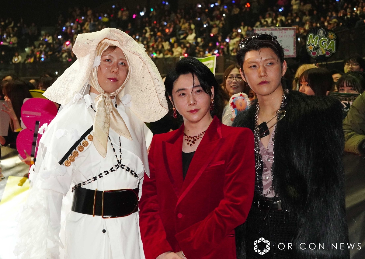 oricon's tweet photo. 🏆MTV #VMAJ Pre-Show
レッドカーペットイベント

Mrs. GREEN APPLE、一風変わった衣装で登場
「精一杯歌いたい」会場ざわめき＆歓声❗
https://t.co/fuNs0mr2x9

#ミセス @AORINGOHUZIN @MotokiOhmoriMGA https://t.co/JUI4P8pffH
