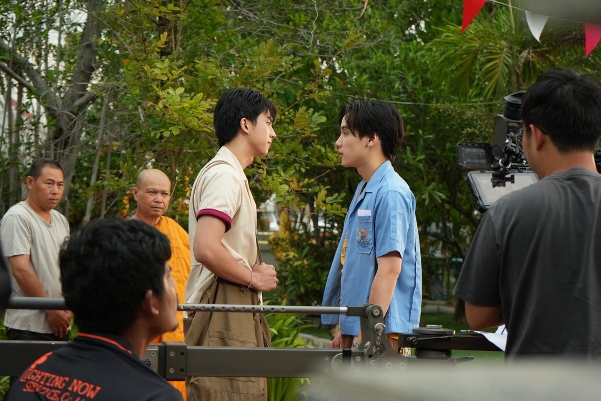 MUTELUVSeries's tweet photo. ไม่มีแล้ววัยรุ่นต่อยกัน 
สมัยนี้เค้าต้องชวนกันไปทำบุญ 'เก้าวัดป่ะล่ะ' 🙏🏻

🎥 เปิดกล้องเป็นที่เรียบร้อยสำหรับเรื่อง 'เก้าวัดป่ะล่ะ' และขอต้อนรับ เซิร์ฟ-จาว่า เข้าสู่จักรวาล MU-TE-LUV ด้วยน้า ✨ 

#MuTeLuv 
#GMMTV https://t.co/JVzI0hUJfb