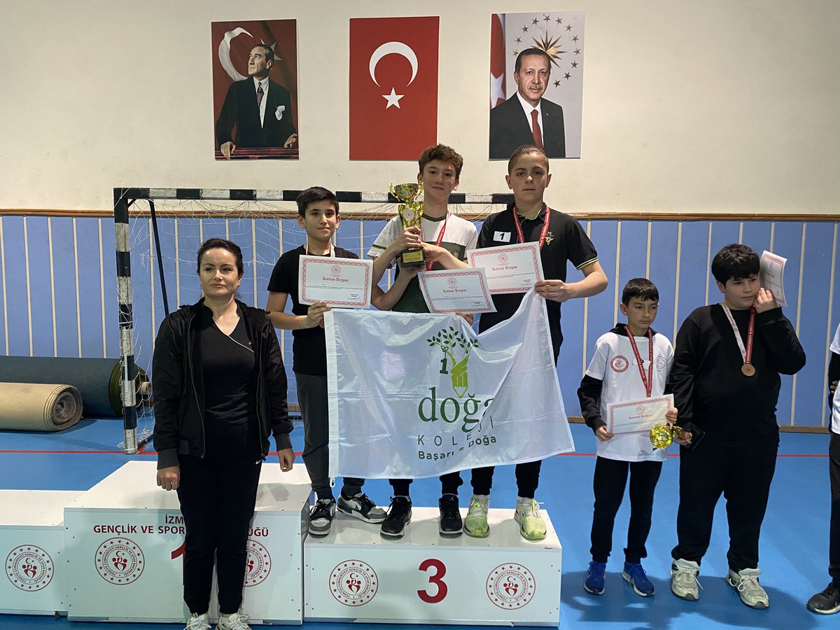Gzlbcbedene's tweet photo. 18 Mart Çanakkale Şehitleri’ni Anma Günü Floor Curling yarışmalarında okulumuz küçük kızlar İzmir4.sü,küçük erkek İzmir3.sü,yıldız kız İzmir4.sü ve yıldız erkek İzmir3. sü olarak turnuvayı başarıyla tamamlamıştır. 4yarışmada 4kupa alan öğrencilerimizi kutluyoruz.@YKarasinir https://t.co/TLDHsS2OBt