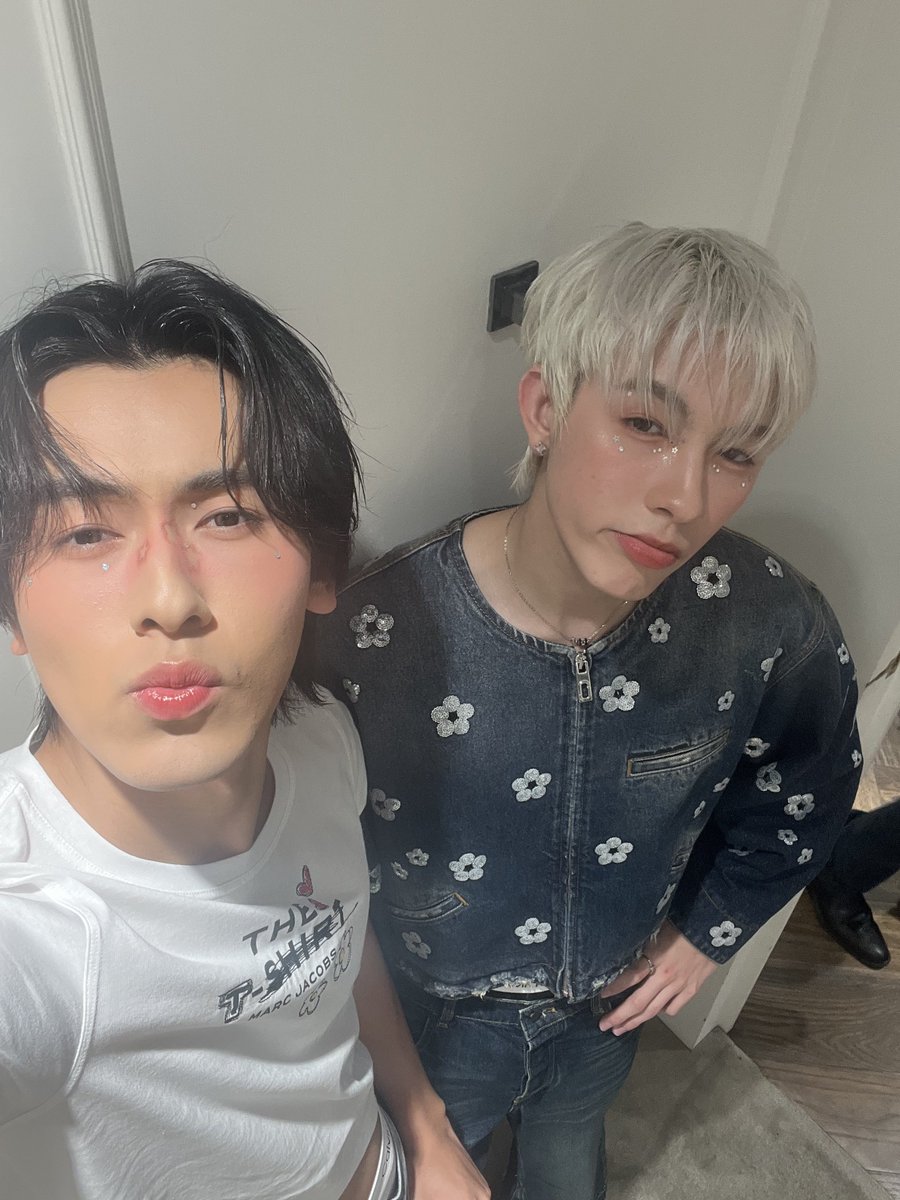 PROXIE_Official's tweet photo. 2 หนุ่มจาก #PROXIEth #PROXIEGorn และ #PROXIEOnglee ในงาน Marc Jacobs เปิดตัวคอลเลกชัน Spring/Summer 2025 

#MarcJacobsDaisy
#MarcJacobsSS25
#MarcJacobsTH 
#bROTHERSMUSIC https://t.co/YOWNqv2ApO