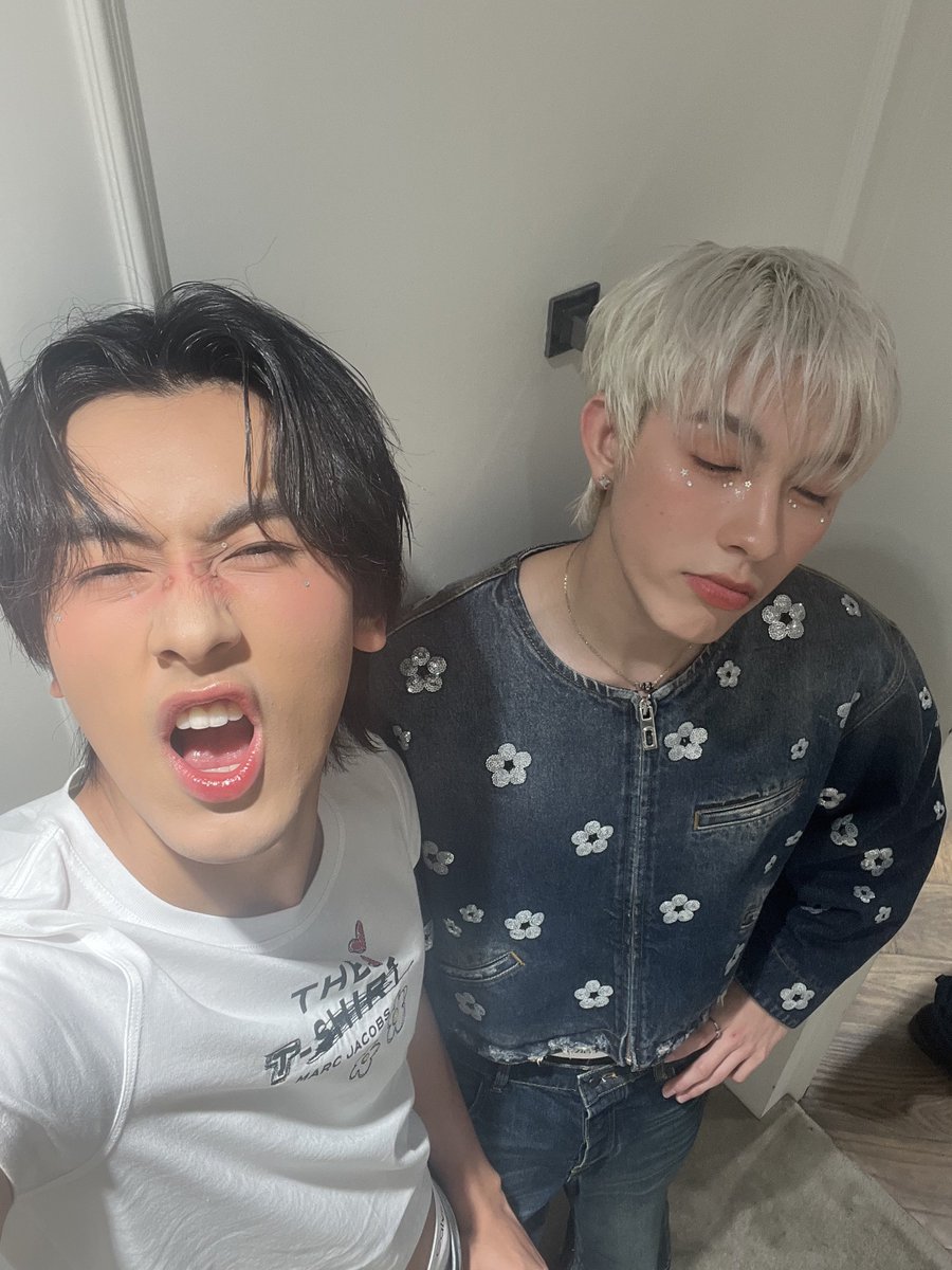 PROXIE_Official's tweet photo. 2 หนุ่มจาก #PROXIEth #PROXIEGorn และ #PROXIEOnglee ในงาน Marc Jacobs เปิดตัวคอลเลกชัน Spring/Summer 2025 

#MarcJacobsDaisy
#MarcJacobsSS25
#MarcJacobsTH 
#bROTHERSMUSIC https://t.co/YOWNqv2ApO