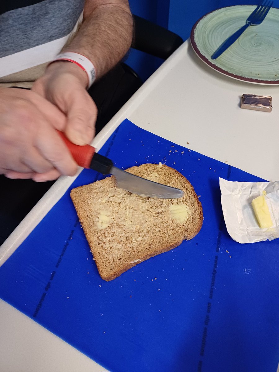 At the SRC our MDT supports patients in regaining the ability to self-feed promoting independence and confidence. Through personalized care from OT, nurses, dietitians, and speech therapists we help individuals regain these important skills 💪🍽️ #NeuroRehab #MDTworking