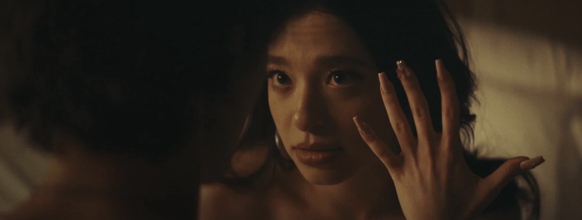 roro_filmaker's tweet photo. 『#ANORA/アノーラ(2025)』

やっと観に行けた。せ、切な…！中盤までは笑ってたけど、急転直下の展開とラストの凄まじさにやられた。このドロドロっぷりはほんとうにリアル。細かい演出の一つ一つが見事で、胃が痛くなる。万人受けはしないだろうが、春休みの学生さん達に勧めたい一作。大好きです。 https://t.co/V1UtLFUnCK