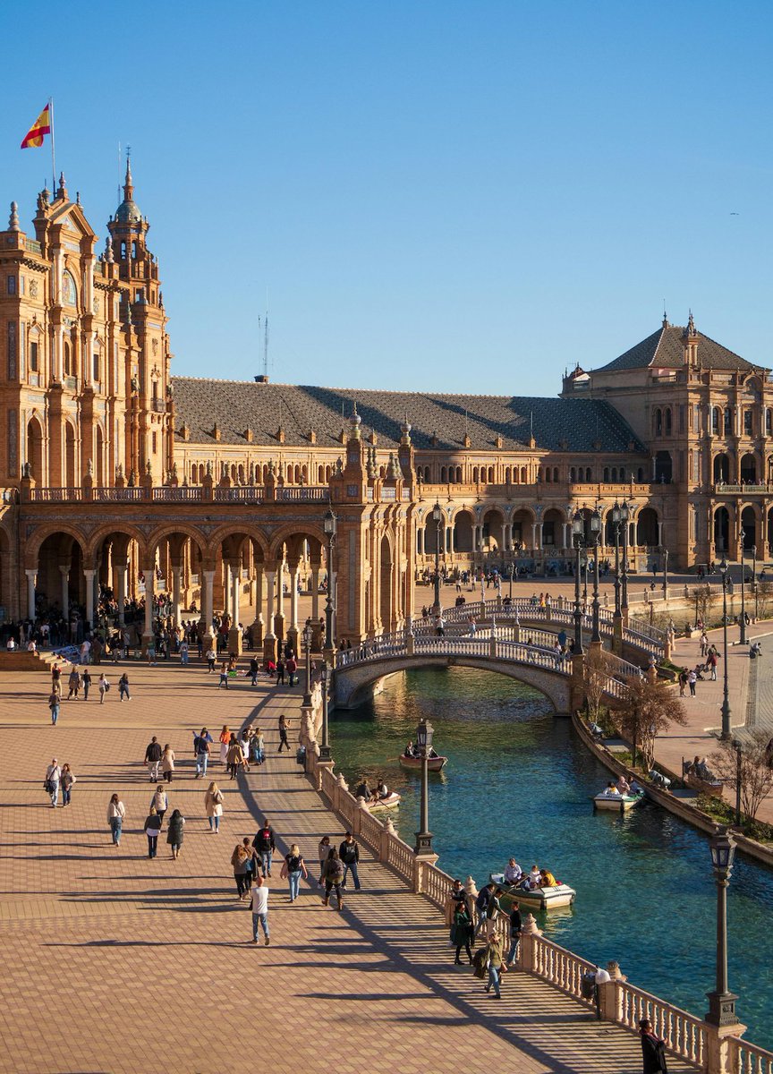 NickLovesSpain's tweet image. The most iconic plazas you'll find in Spain... 🧵