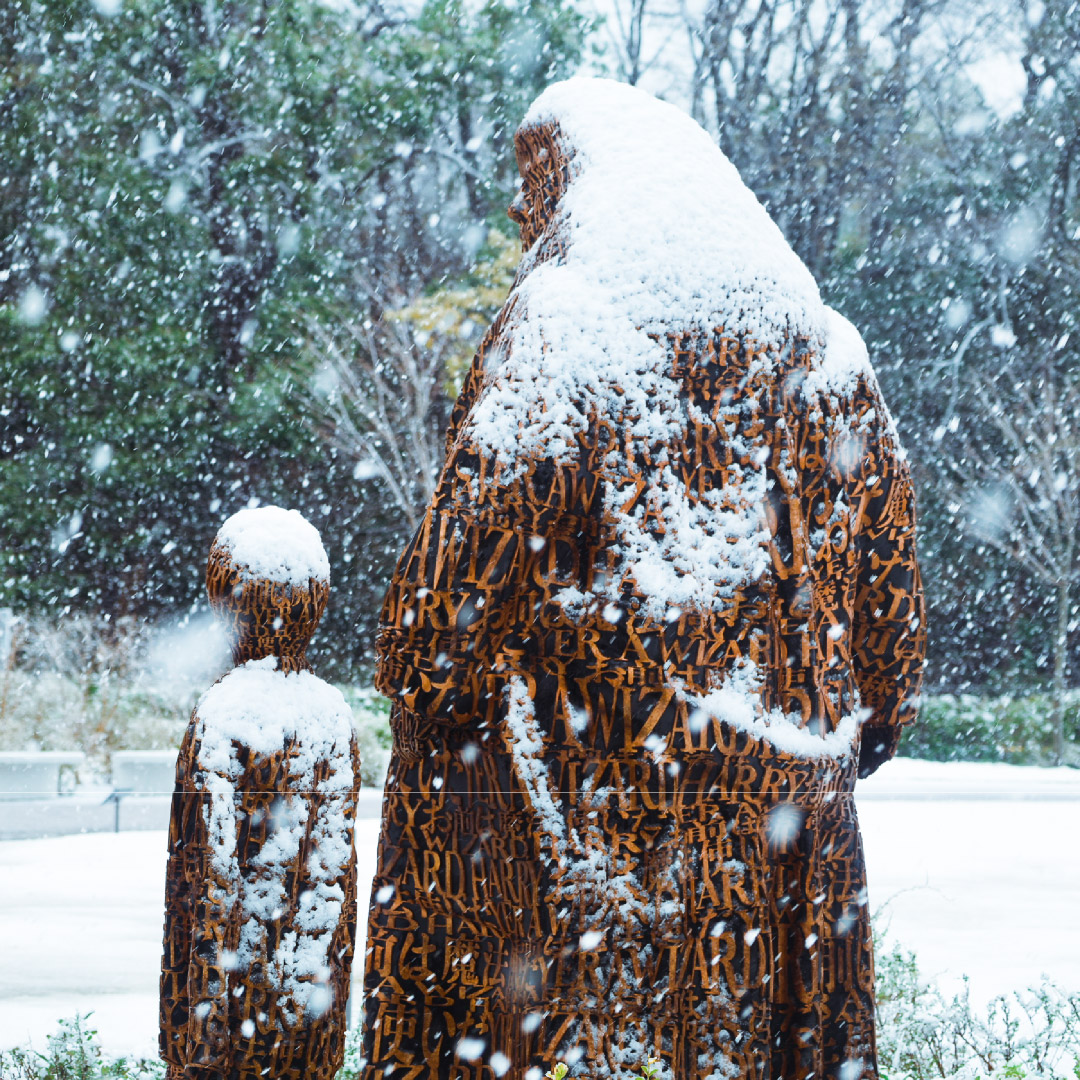 wbtourtokyo's tweet photo. ❄️ 雪化粧の #スタジオツアー東京 ❄️
今朝の特別な景色をお届け🎁 まるで映画のワンシーンのような幻想的な景色となりました⛄️✨
その他の写真は公式インスタグラムをチェック！
#ハリポタツアー https://t.co/kBD66zQsIV