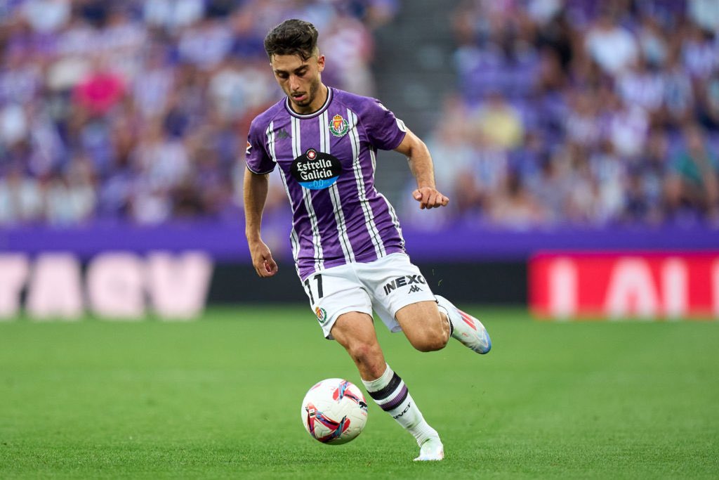 10intheHole's tweet photo. **Raúl Moro (Real Valladolid)**  
*Valladolid’s 22yo forward is a 5’11” spark—raw but fearless.* Quick feet and direct runs make him a handful, even in a struggling side. He’s been a bright spot this season, with sharp finishes like a clinical header vs. Bilbao, or his brilliant solo goal against Celta, showing his knack for seizing chances. His resilience hints at untapped potential.  
*Pros*: Moro’s a budget-friendly punt—Valladolid’s relegation threat in 20th might allow negotiation on his €10-15M touted release clause. Under Amorim, his skill and grit could flourish, adding depth with future value. Perfect for INEOS’s youth model.  
*Cons*: Far from ready—needs significant development to lead United’s attack. The Premier League jump might be too steep initially, requiring tempered expectations.  

**Wrap-up**: García & Moleiro = budget gems. Gutiérrez, Mingueza, Guerra = solid buys. Baena & Kubo = big swings. Cardoso’s swap = smart play. This fits INEOS & Amorim—who’s your pick? #MUFC #LaLiga