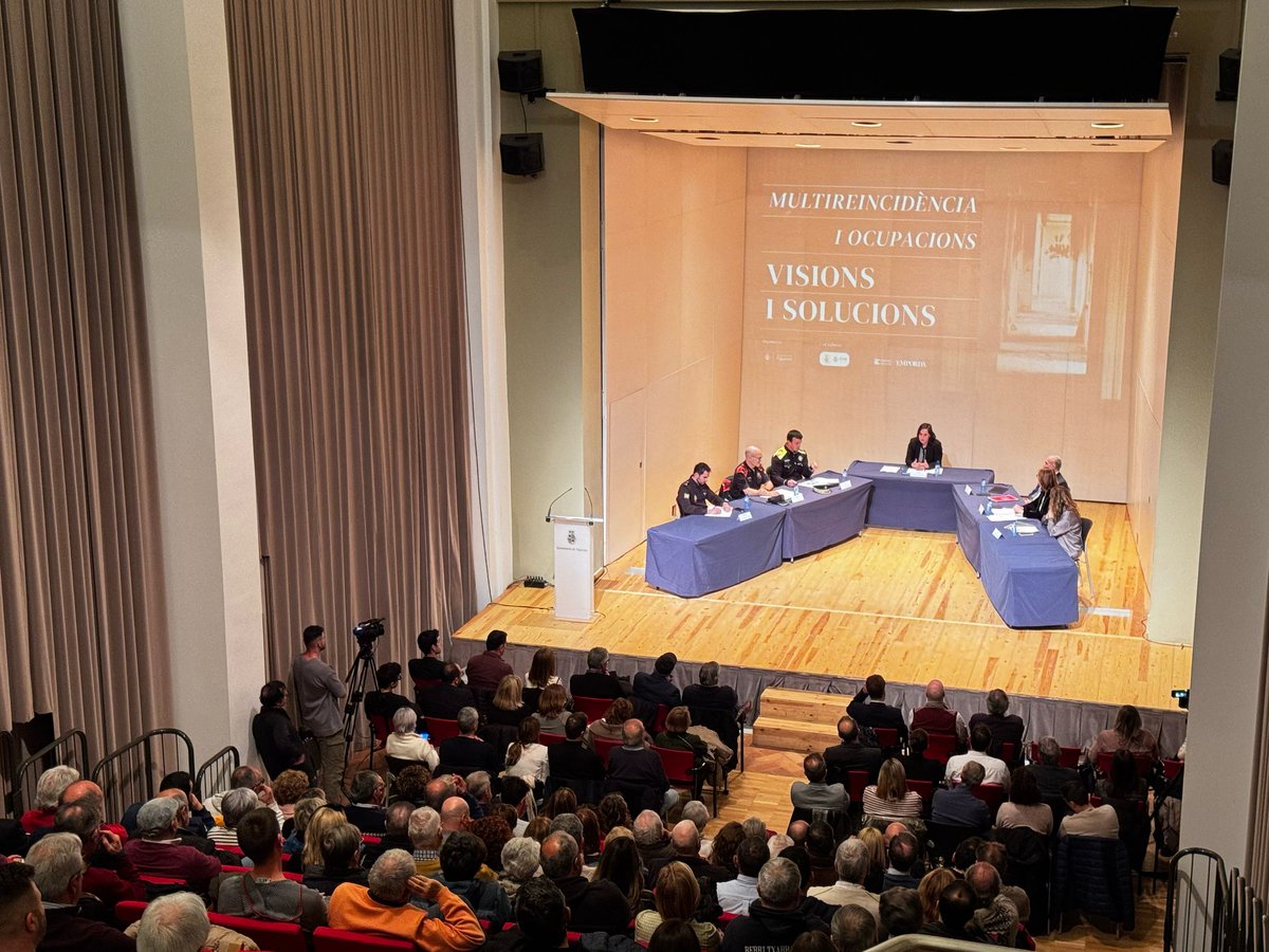 ajfigueres's tweet photo. ➡️ L’Auditori dels Caputxins es va omplir ahir per la taula rodona sobre multireincidència i ocupacions delinqüencials amb representants jurídics, policials i judicials

📲 Al YouTube de l’Ajuntament de #Figueres podeu recuperar l'acte sencer: https://t.co/Nynv18VQYf https://t.co/9TU094NUxj