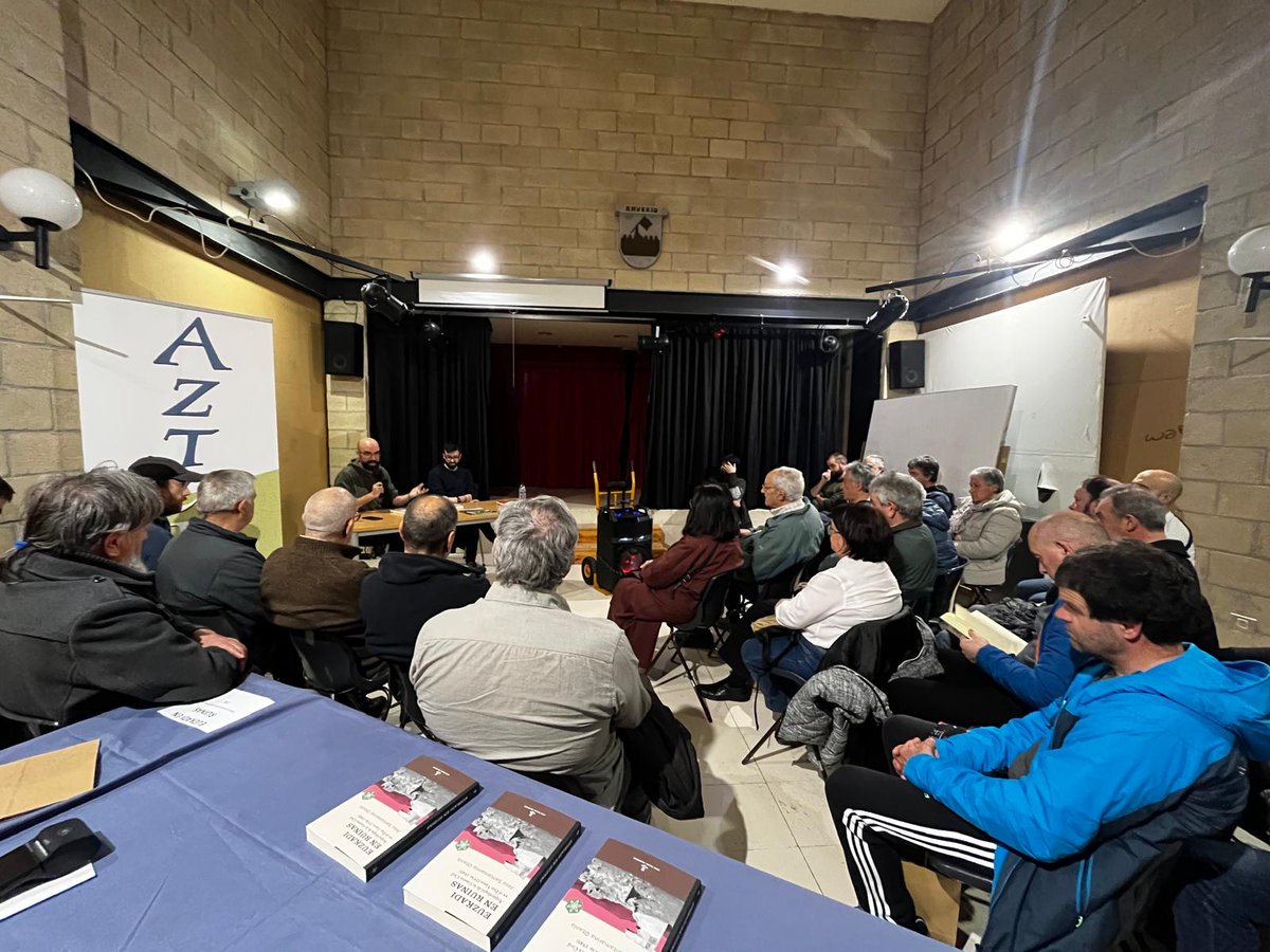 Ayer pasamos una tarde estupenda en Amurrio, conversando con <a href="/SantamarinaJosu/">Josu Santamarina</a> acerca de "Euzkadi en ruinas" 📖

Eskerrik asko atzo etorri zineten guztiei!
Y a la Asociación Aztarna, por la invitación y la acogida 👏