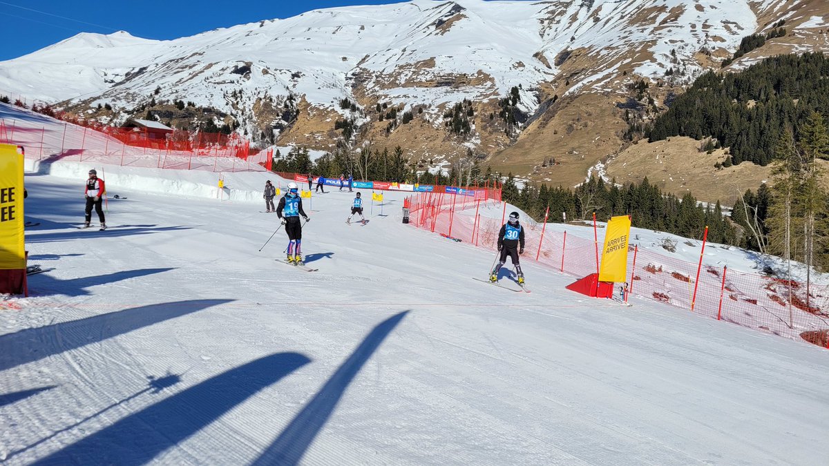 Première journée des championnats du monde de Télémark aux Contamines-Montjoie. Au programme le sprint hommes et femmes. La neige est dure, mais il fait déjà chaud à 9 h. Départ manche 1 : 10 h. Manche 2 : 12 h 30.