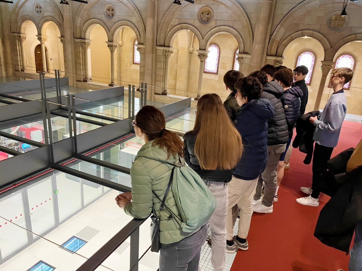 Els estudiants de Matemàtiques Aplicades de 1r de Batxillerat visiten el #MareNostrum5 al <a href="/BSC_CNS/">BSC-CNS</a>, un dels superordinadors més potents del món.
Una experiència per conèixer de prop la seva aplicació en la recerca científica i ampliar horitzons en el món de la supercomputació!