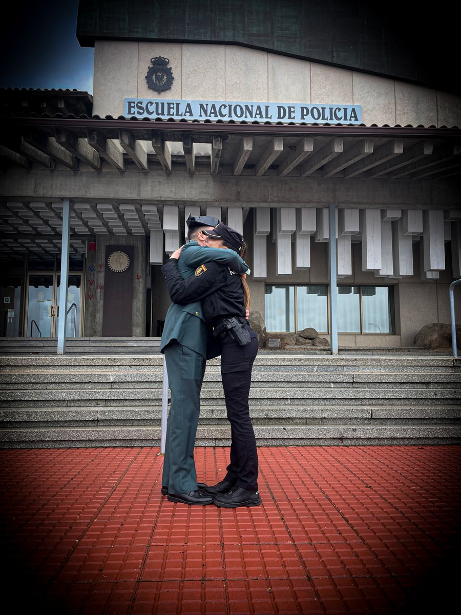 💙 A ti, que me trajiste hasta aquí... 

💚 A ti, que aún hoy guías mis pasos... 

💙 A ti, que me diste la vida... 

💚 A ti, siempre a ti... 

¡Feliz #Díadelpadre! 

👮‍♀️ <a href="/policia/">Policía Nacional</a>
👮‍♂️ <a href="/guardiacivil/">Guardia Civil</a>