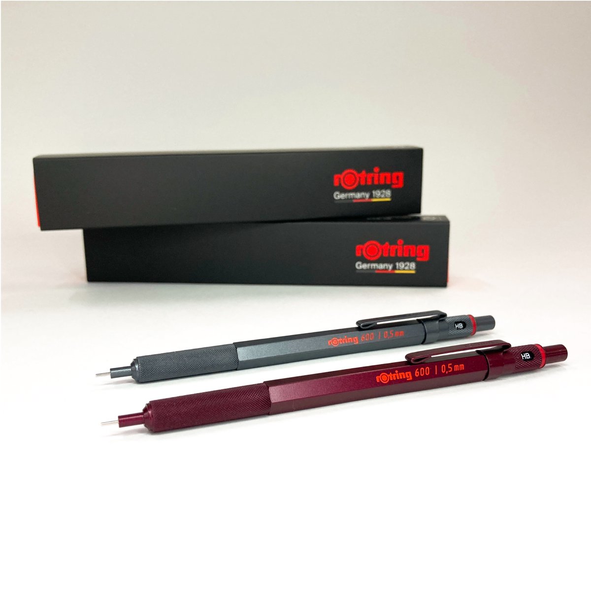 kinpendo's tweet photo. ご紹介遅れました
ロットリング600メカニカルペンシル0.5mm新色♪
ダークストーンとチョコトリュフですよ
フルメタルボディの��厚感に満足感
質実剛健のゲルマン野郎ならではって感じ
っょぃゃっ
＃ロットリング600 #rotring
#金ペン堂 #裾野市 #文房具 #文具店 https://t.co/oOcP4XlNxj