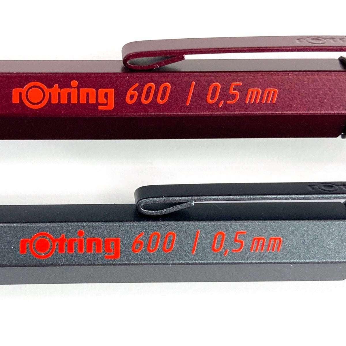 ご紹介遅れました
ロットリング600メカニカルペンシル0.5mm新色♪
ダークストーンとチョコトリュフですよ
フルメタルボディの重厚感に満足感
質実剛健のゲルマン野郎ならではって感じ
っょぃゃっ
＃ロットリング600 #rotring
#金ペン堂 #裾野市 #文房具 #文具店