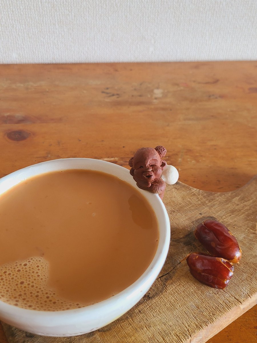 mtkenyatea's tweet photo. カルダモンを入れてチャイを作りました。デーツと一緒にいただきます。
#anytimeisteatime #紅茶のある暮らし #ケニアティー #紅茶 #チャイ #マサラチャイ #スパイスチャイ #ミルクティー #チャイ好きな人と繋がりたい #ミルクティー好きな人と繋がりたい #カルダモンチャイ #美味しい #チャイ活動 https://t.co/sBHJhaPILi