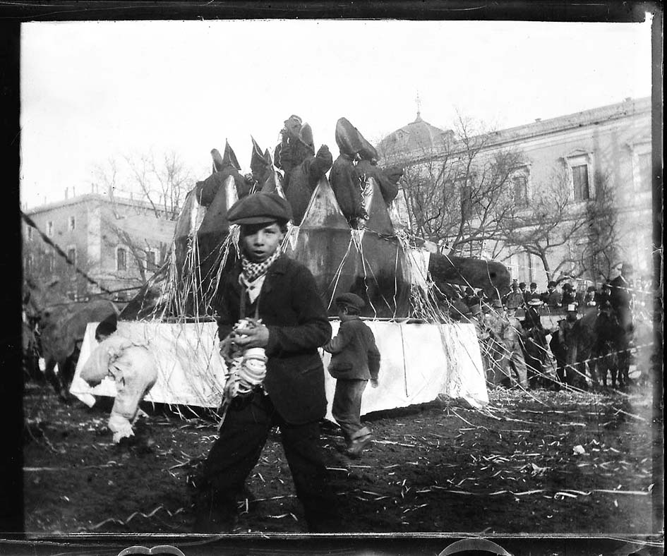Fot. anónimo. Madrid, Carnaval, h.1910. Paseo de Recoletos, Biblioteca Nacional y pabellones de Jareño de la antigua Fábrica de Moneda. en la actual Plaza de Colón
Mitad de un negativo estereoscópico de cristal
