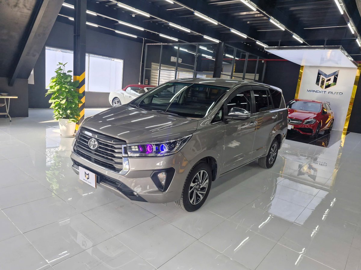 quannguyenauto's tweet photo. 👉Innova 2.0G 2021 8c ngồi , màu Vàng Đồng.
Xăng 2.0L - số tự động
Odo: 11v7 km full lịch sử
Phụ kiện: film, DVD Adroi, Cảnh báo áp suất lốp, Ghế Da…
- Xe đẹp bao zin, ko đâm đụng, ko ngập nước. Bao test.
☎️Giá: 67xtr
Lh: 0707987669
#toyota #innova #innova2021 https://t.co/kmyavd5YTC