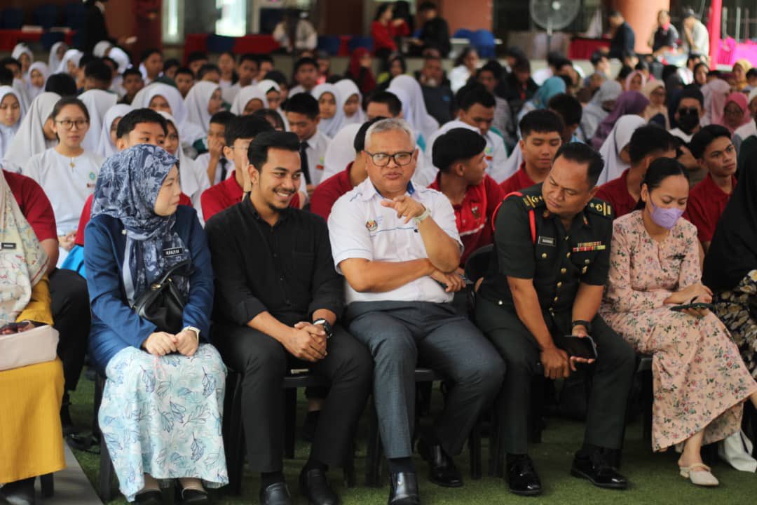 MohdShukriYajid's tweet photo. Delighted to launch Basket of Joy 2025 with @MSUCSabah! This initiative is @MSUmalaysia's commitment to sustainability &amp; community engagement, delivering essentials responsibly to schools &amp; institutions. Grateful to our industry partners &amp; sponsors for their support! https://t.co/IaqBi707iq