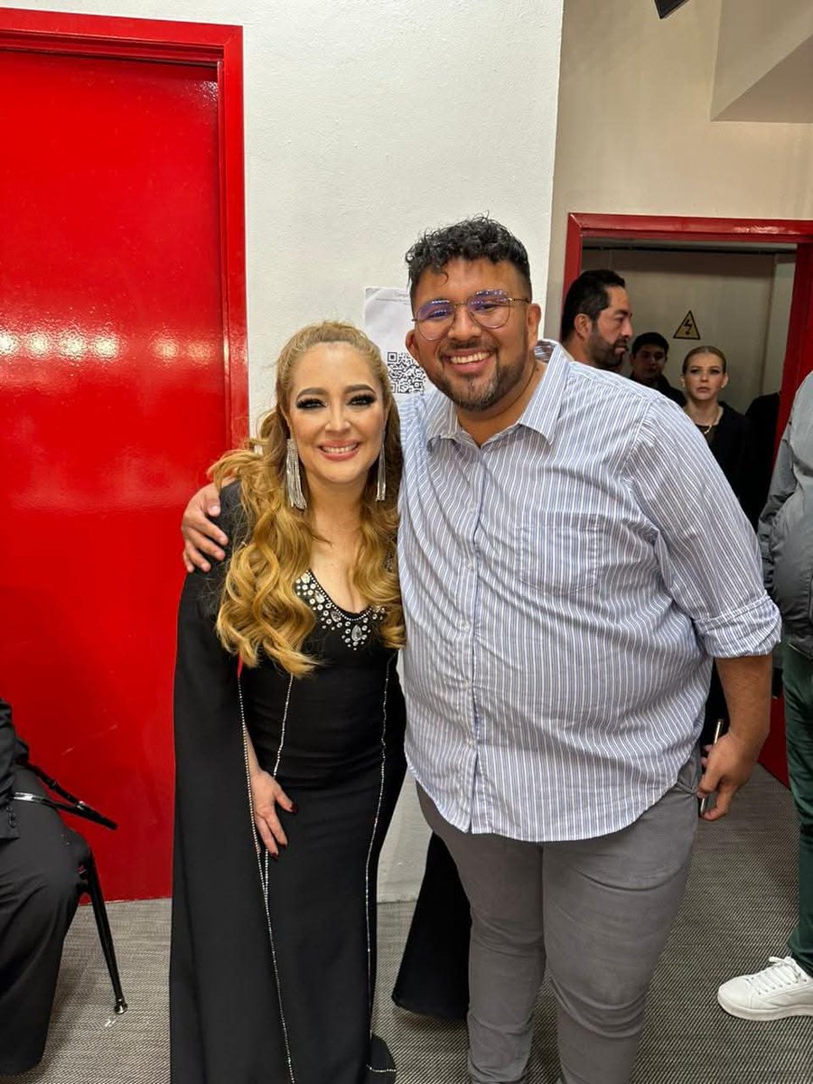 ADALEITION's tweet photo. @MyriamMonteCruz La primera  en la firma del disco "Una Mujer" en Saharis Galerías Mty // La más reciente hace un año en el Lunario  en "Cosas del Amor". Atrás se ve entrando la hermosa y Talentosa @KikaEdgar al camerino https://t.co/5fOIGfIPNF