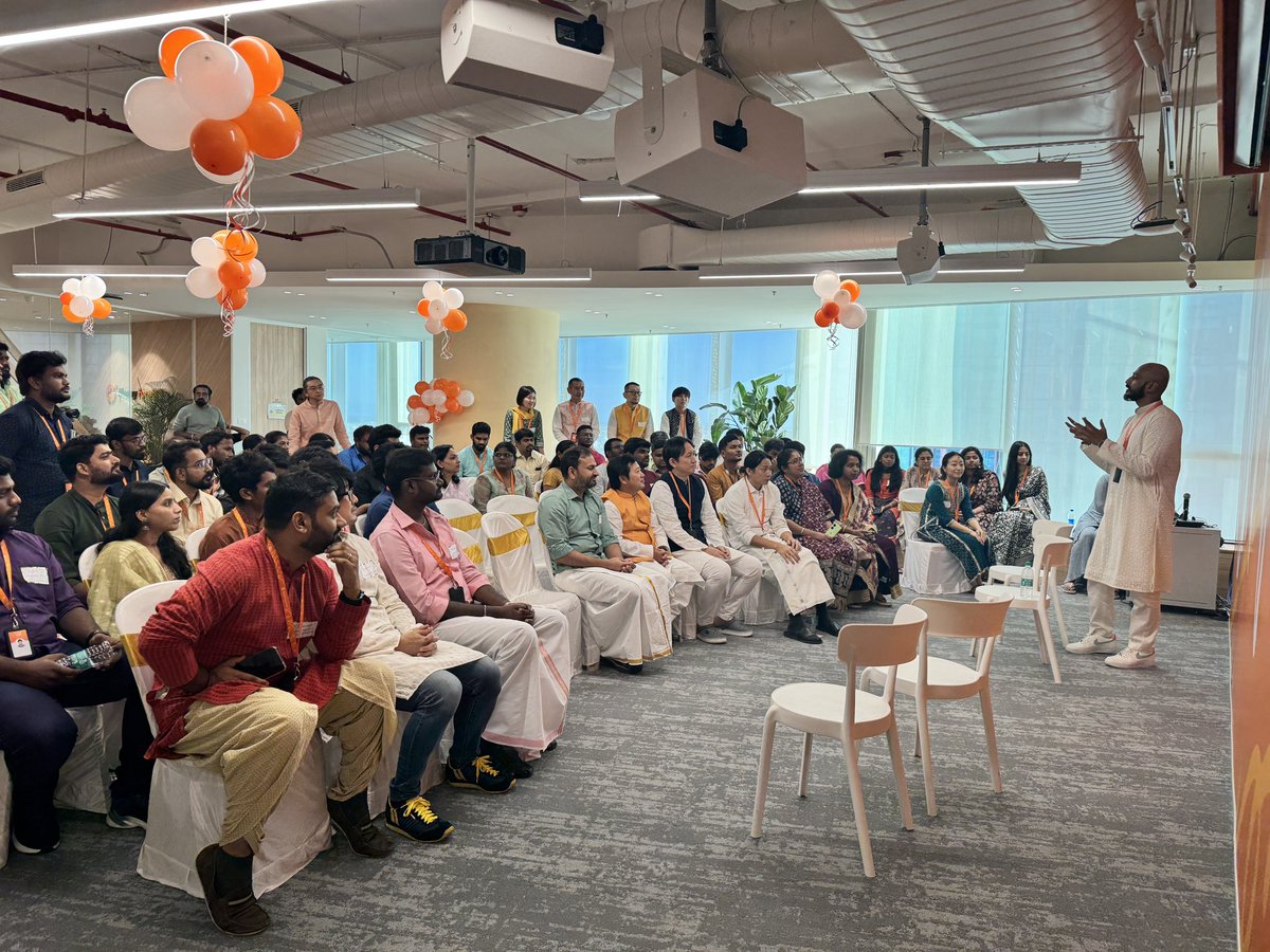 keiko_kanai's tweet photo. 昨日はMoney Forward Indiaのオフィスオープニングパーティーでした。

Indiaのコンセプトは“Go Beyond“、みんな一人ひとりのGoBeyondが壁に描かれているのが素敵🔥辻さんも駆けつけてくれて、みんなから大人気でした笑 https://t.co/2KWOPIUdrS