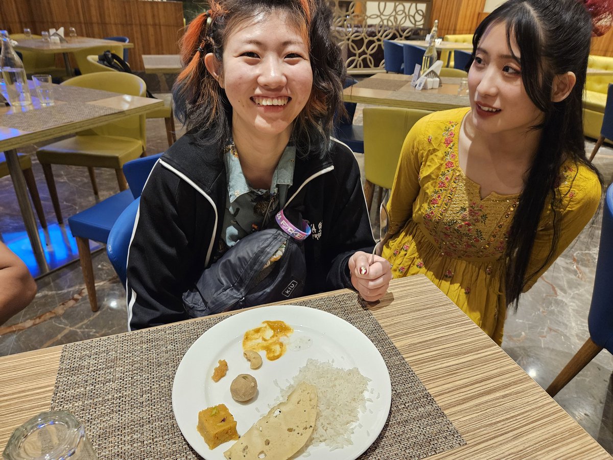 みんなのビュッフェ。盛り付けそれぞれ。試合後ごはん食べられるの本当にありがたいです！チエさん、辛いものとスパイスが得意ではなくお皿が…！！
アッキがつきそって辛さ抜きで特別オーダーしたり、ビュッフェすべての料理の説明したり、チエさんの応援をしています💦
#ChocoPro  #チョコプロごはん